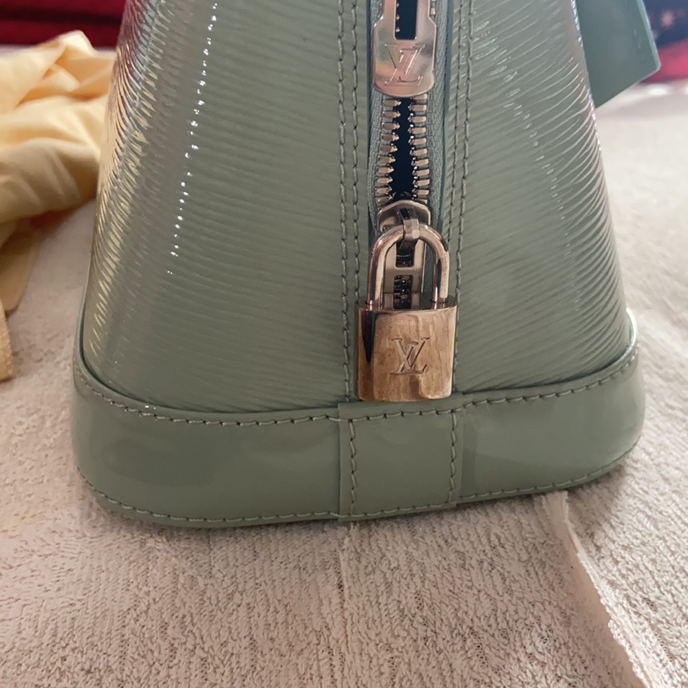 Louis Vuitton Alma PM Sea Foam Green Epi leather - Picture 6 of 11